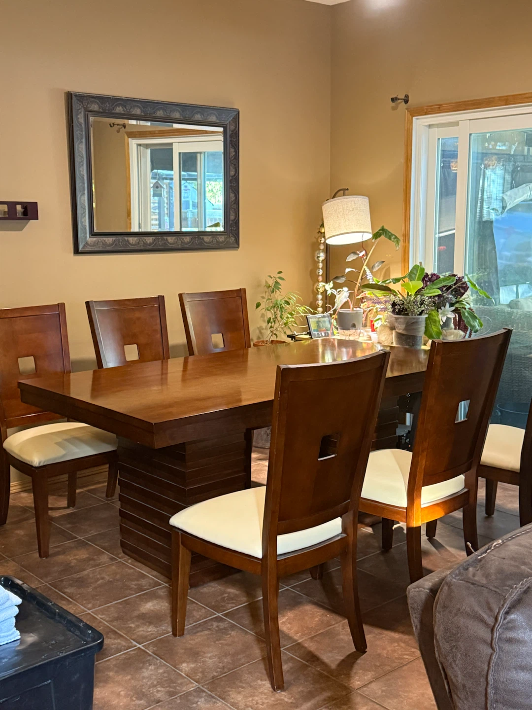 Kitchen table and 6 matching chairs