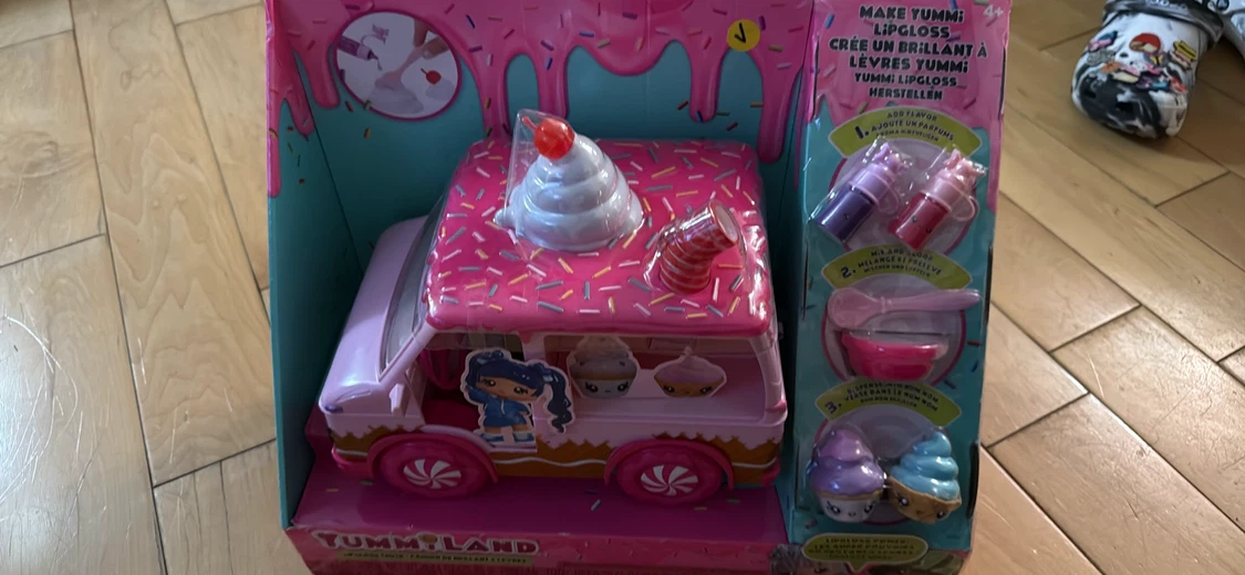 Yummy World Make Lip Gloss Van Playset