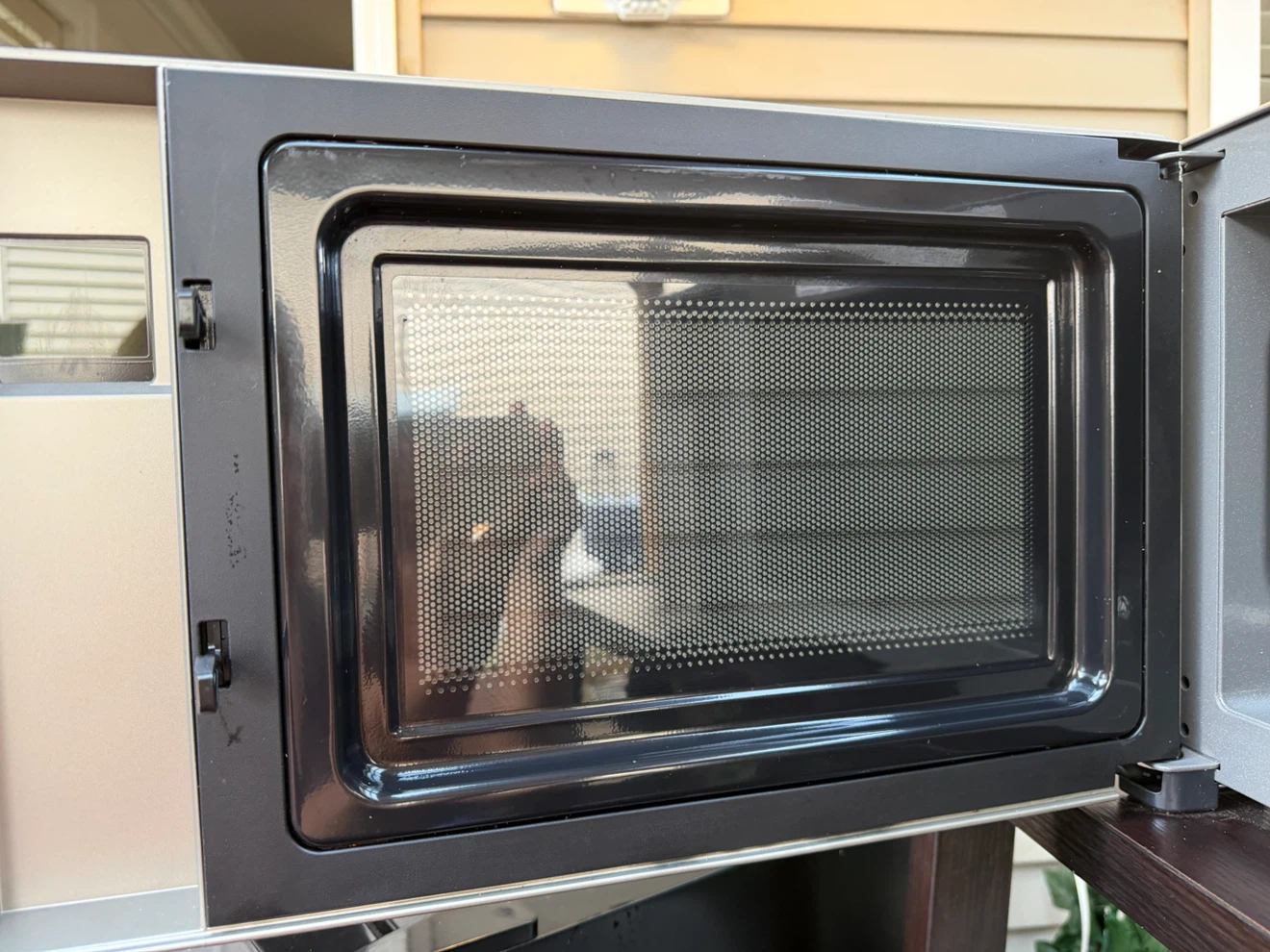 LG Microwave Oven - photo 4