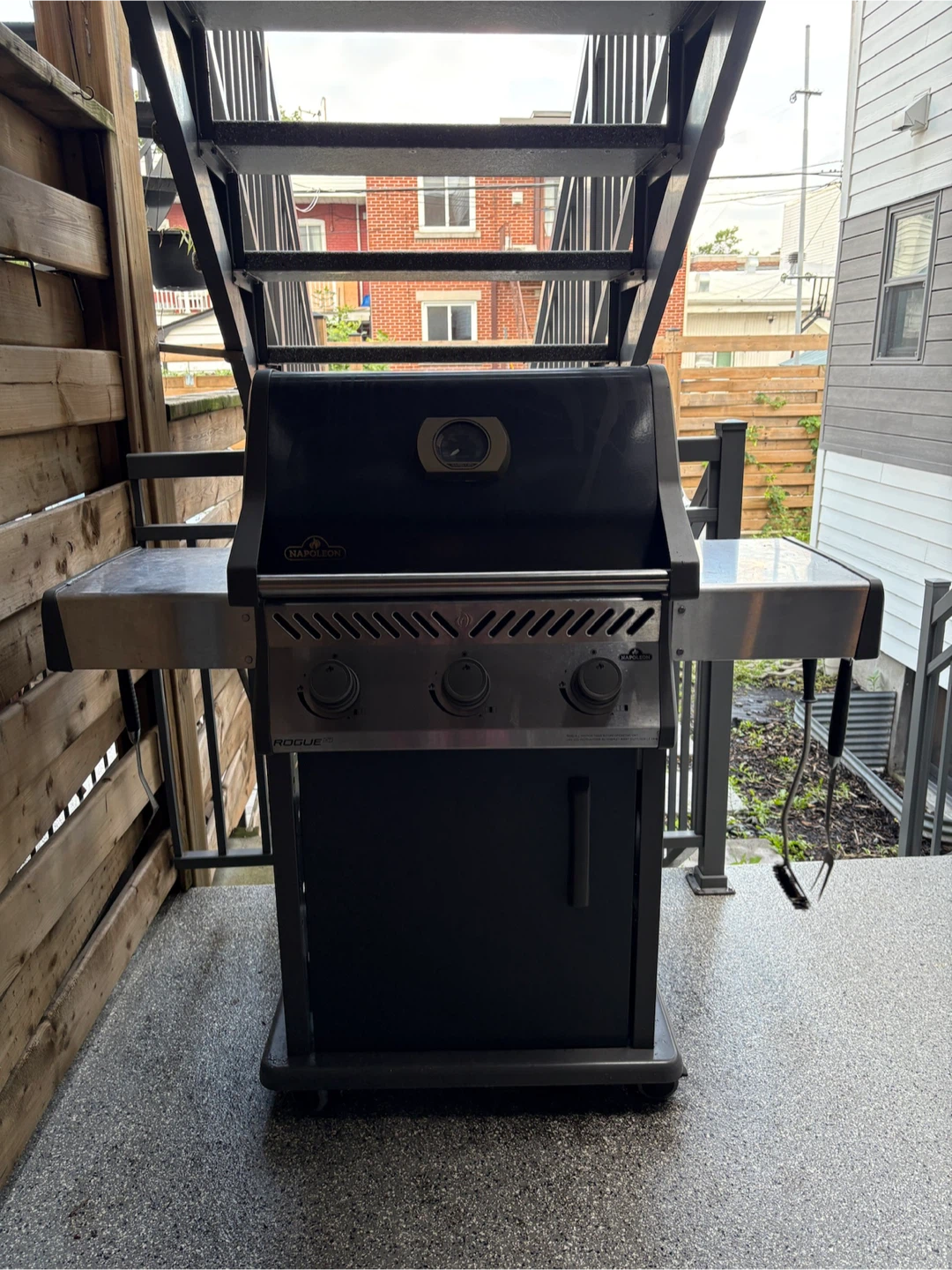 Napoleon Rogue 3 Burner BBQ with Propane Tank