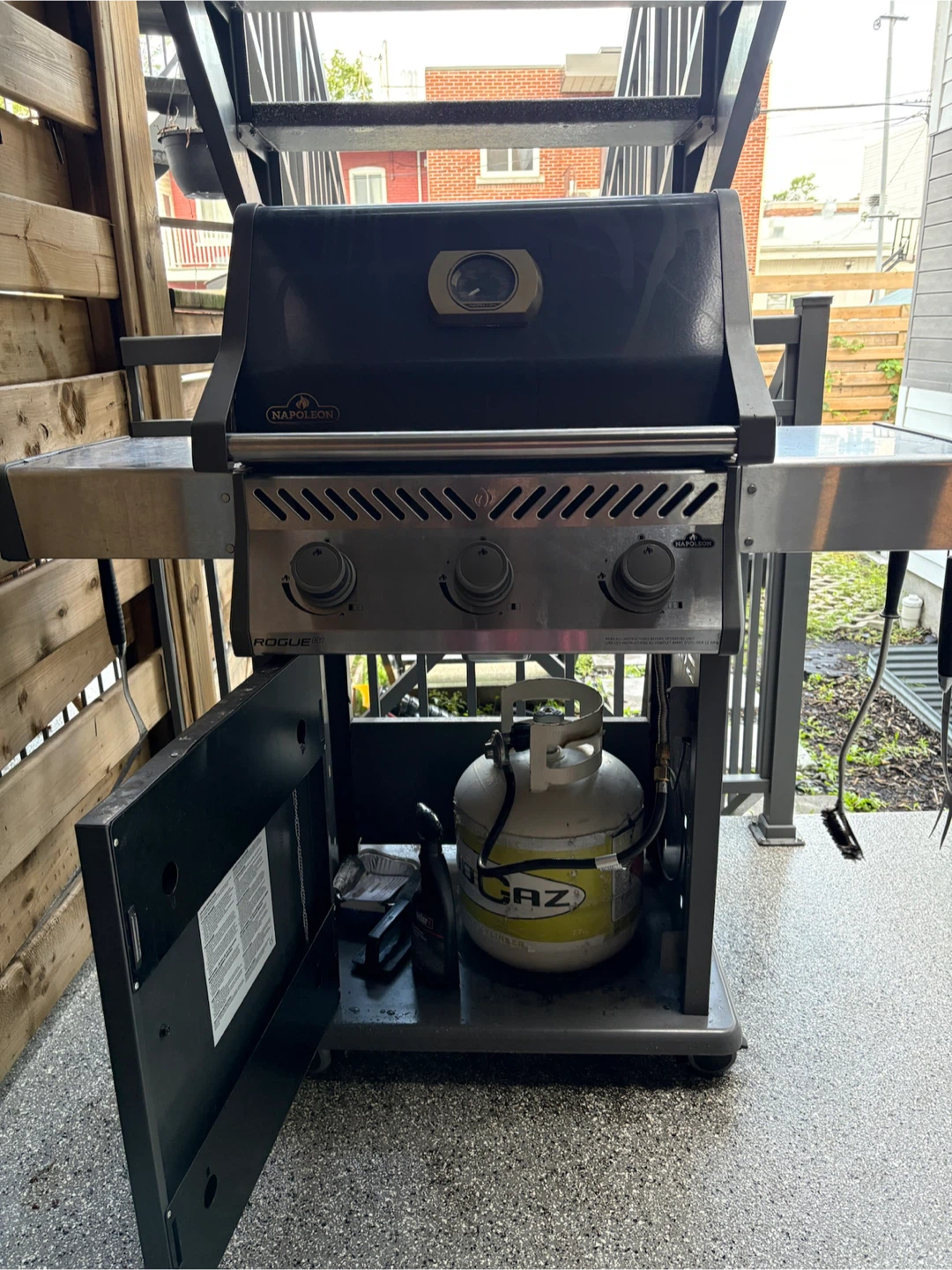 Napoleon Rogue 3 Burner BBQ with Propane Tank - photo 3