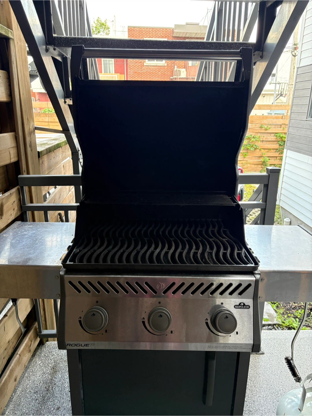 Napoleon Rogue 3 Burner BBQ with Propane Tank - photo 4