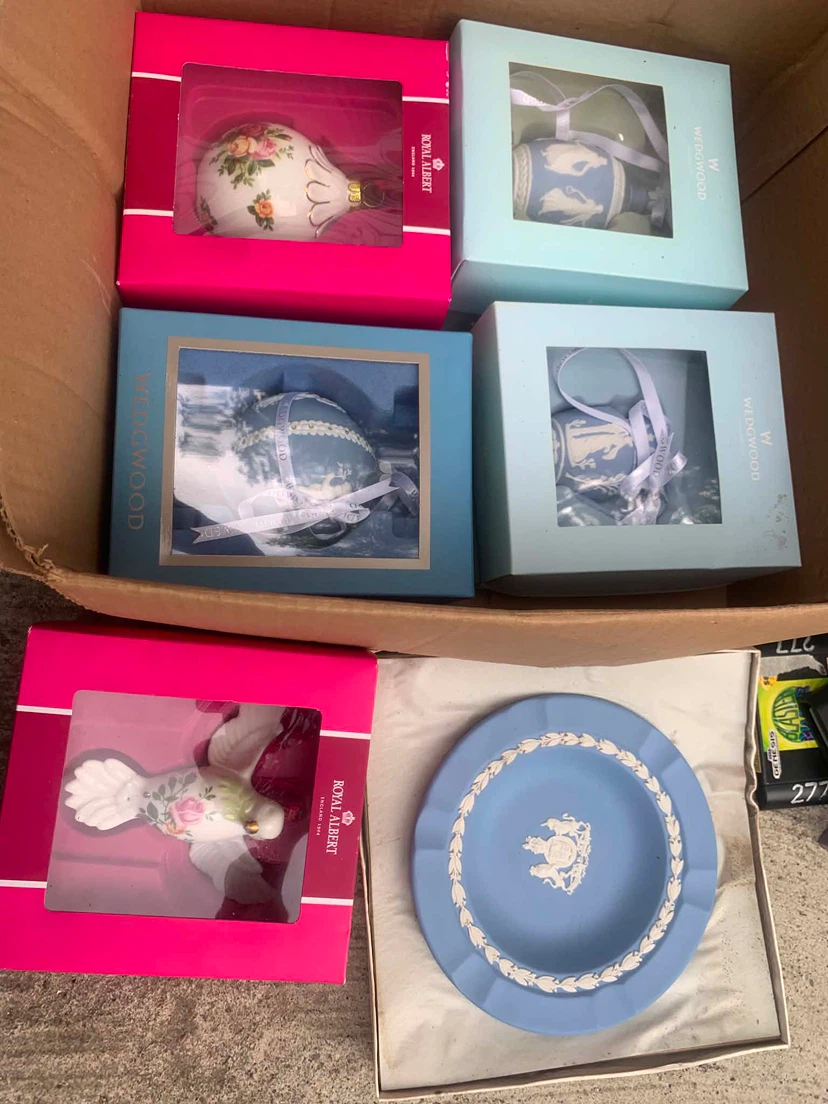 Wedgwood Ornaments and Plate Set - photo 2