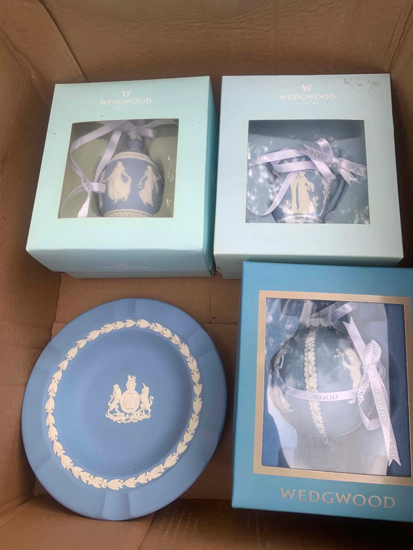Wedgwood Ornaments and Plate Set - photo 3