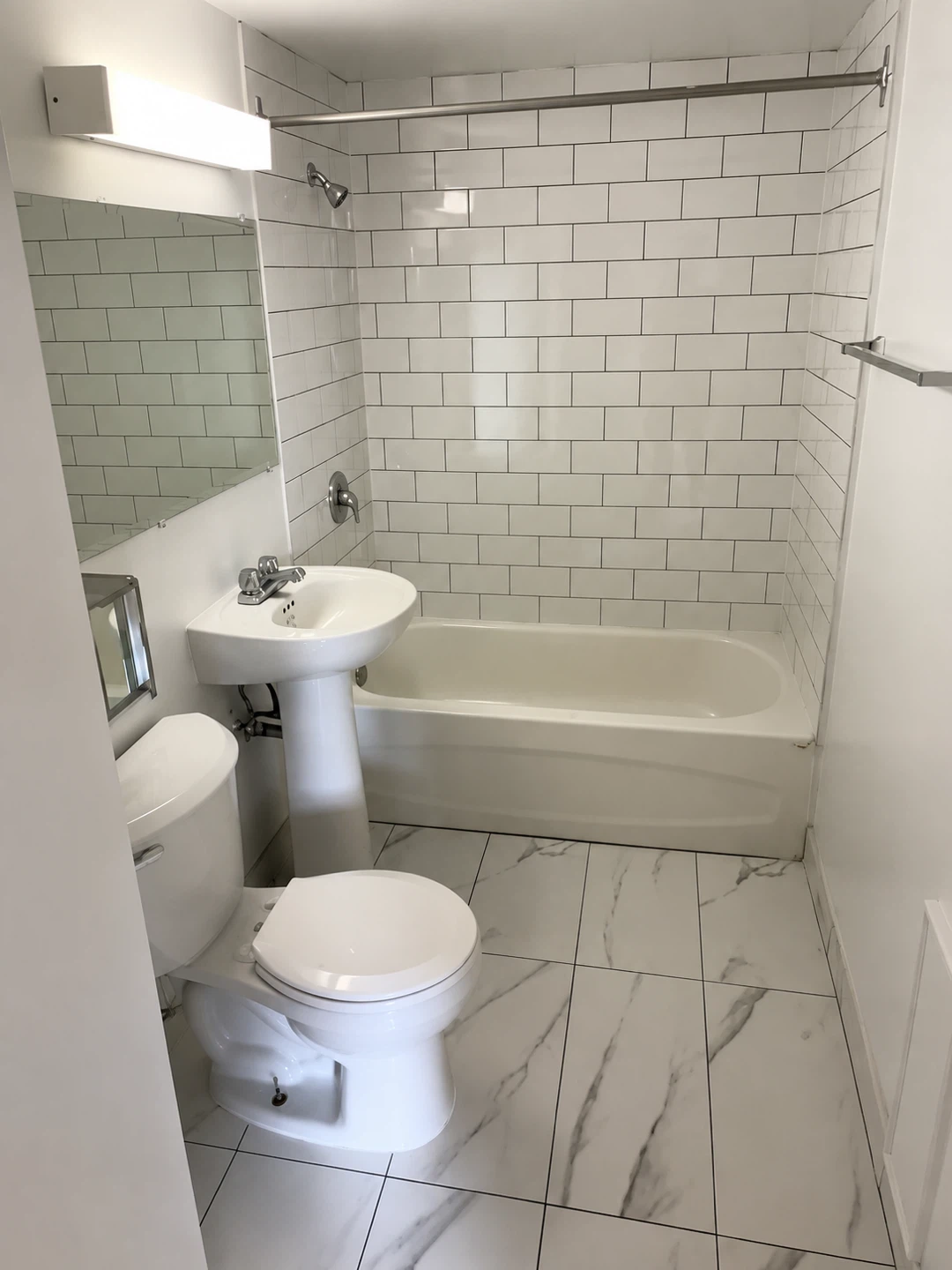 1 Bedroom Apartment in Downtown Toronto - photo 3