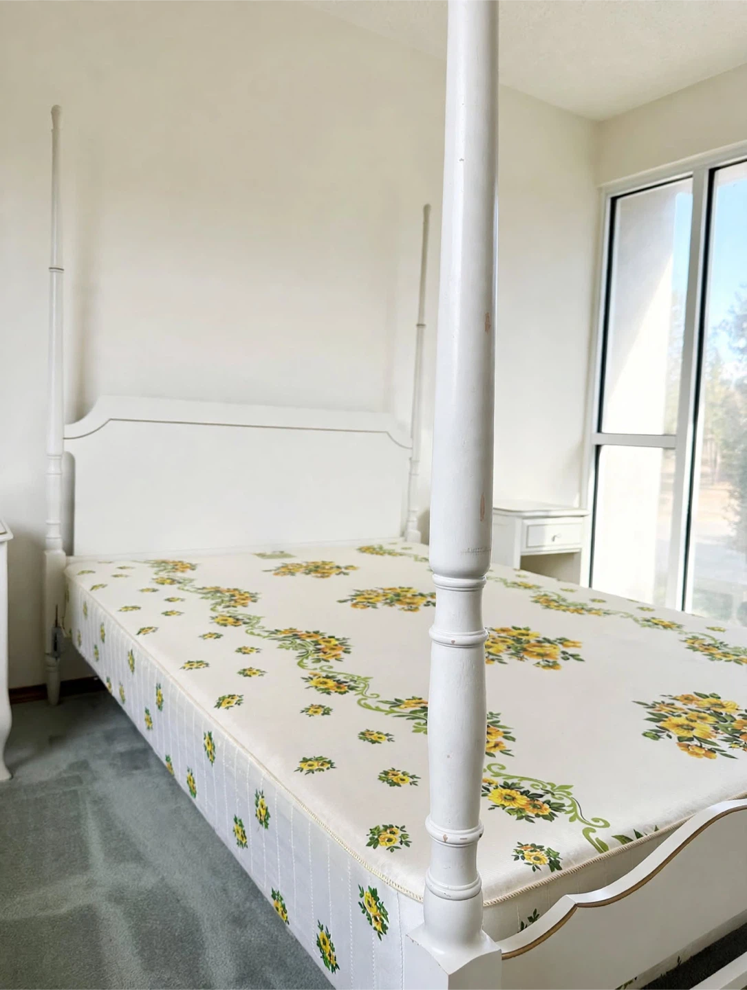 Double/Full size White Four-Poster Bed Frame with Mattress - photo 4