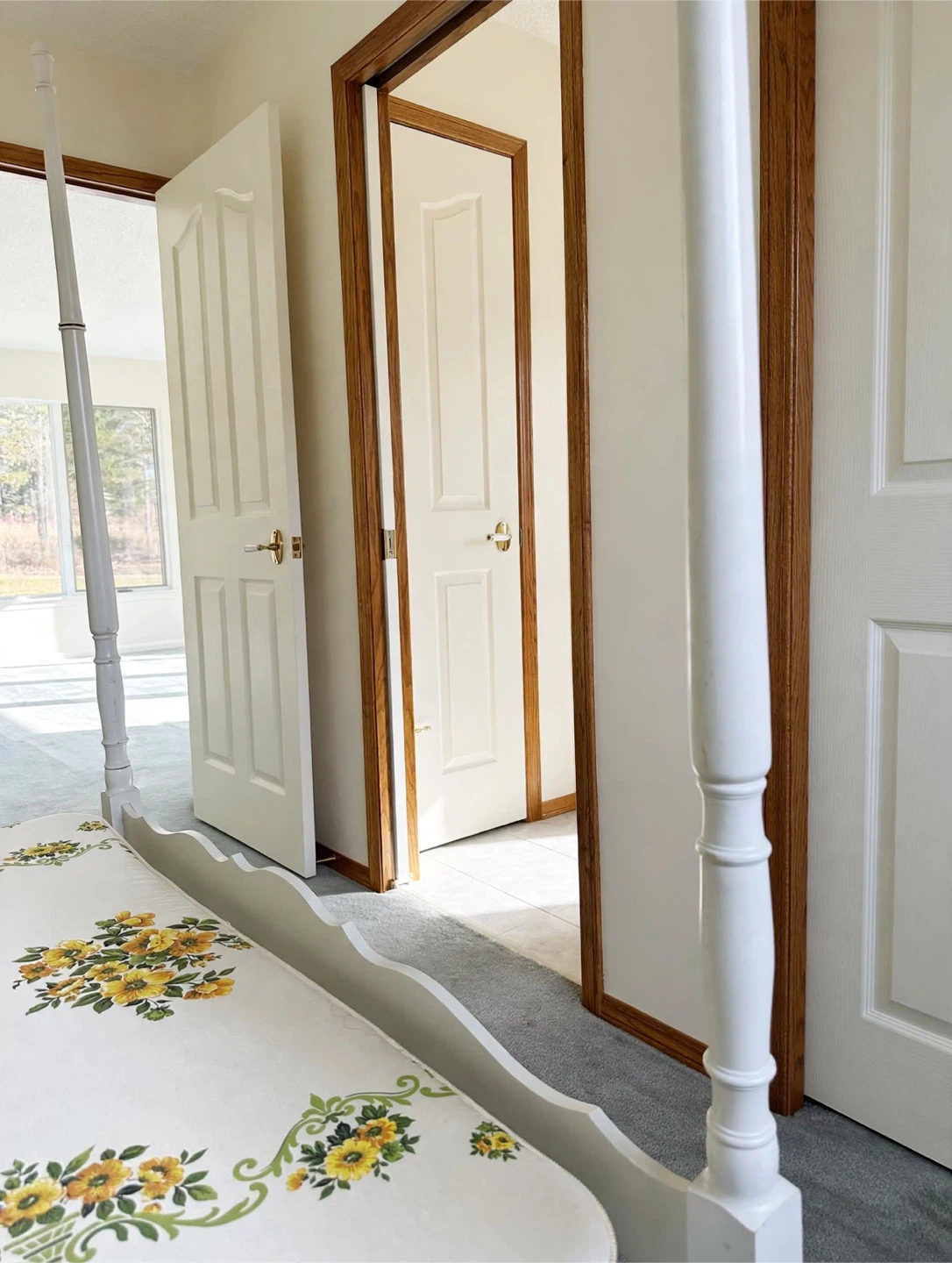 Double/Full size White Four-Poster Bed Frame with Mattress - photo 5