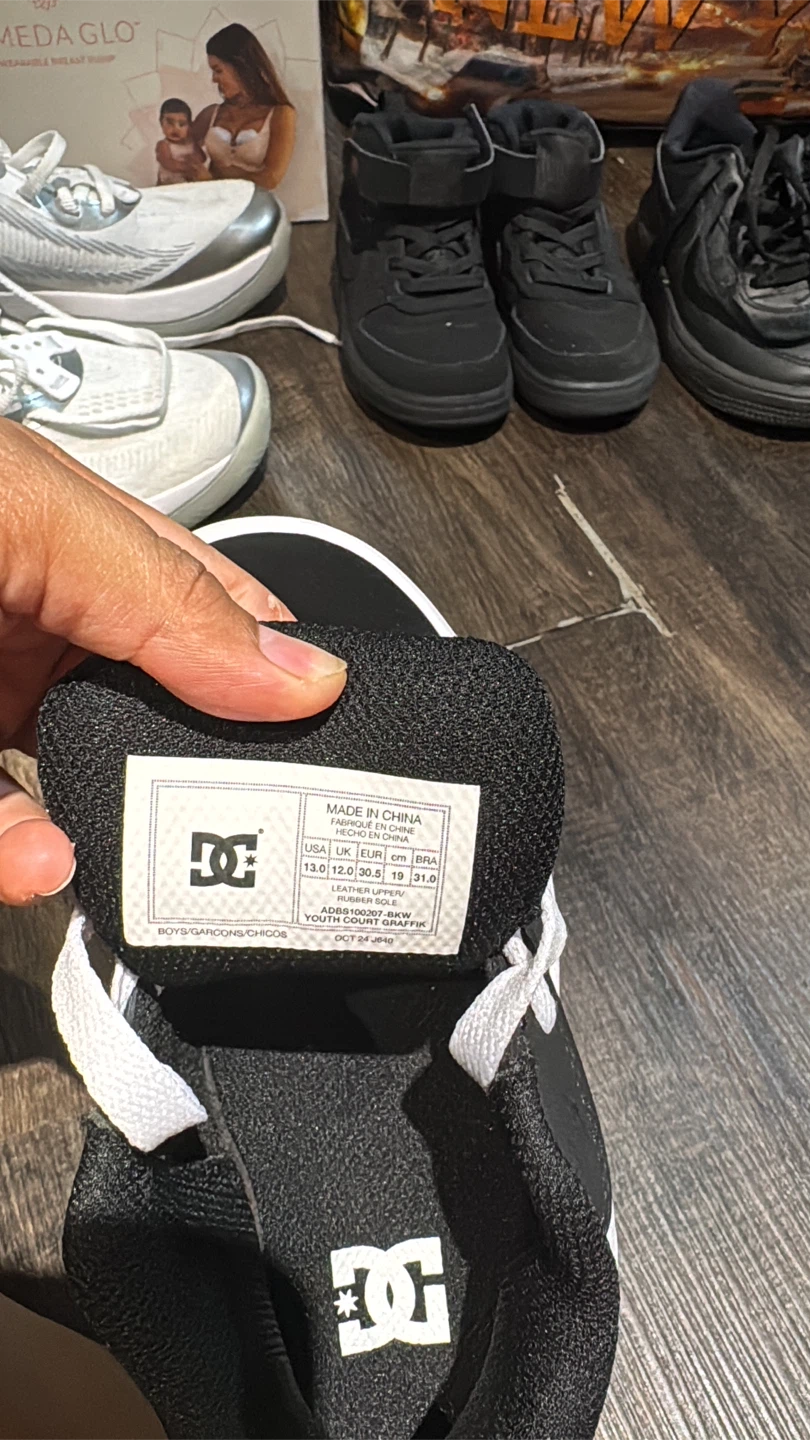 DC Shoes Boys Size 13.5 Black White Sneakers - photo 2