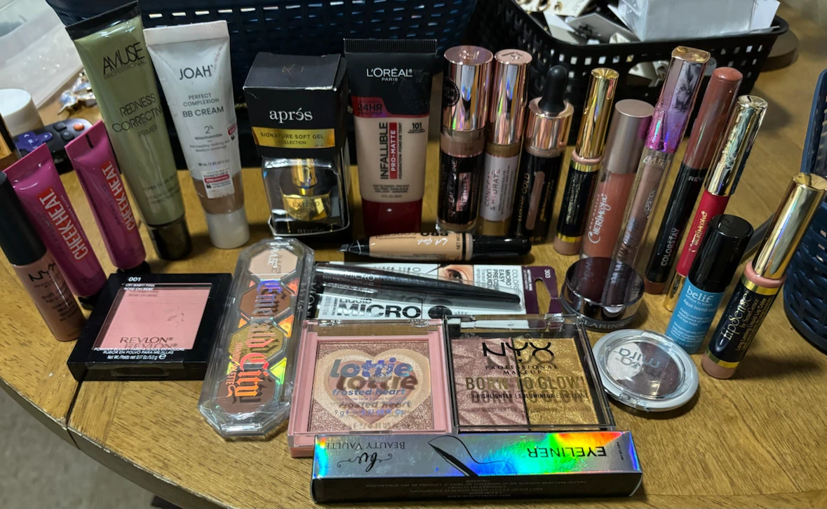 BRAND NEW-26 pc Makeup Lot