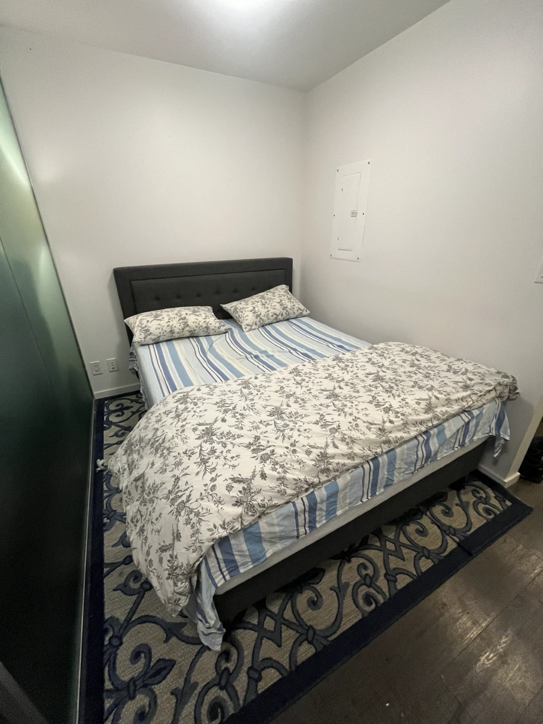Queen size full bed set (frame,mattress,comforter,pillows) - photo 2