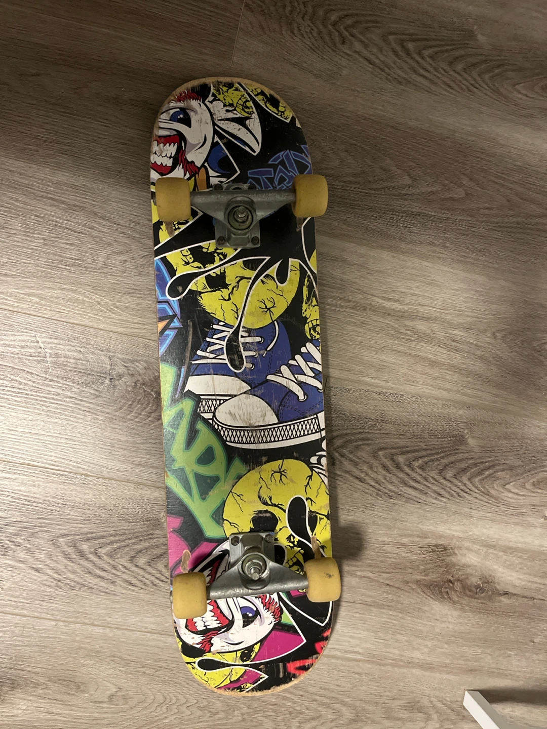 Skateboard with graphic design - photo 2