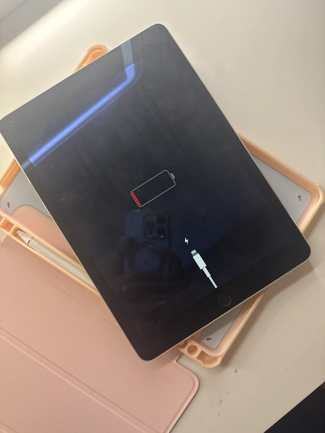 Apple iPad tablet with case and stylus - photo 3
