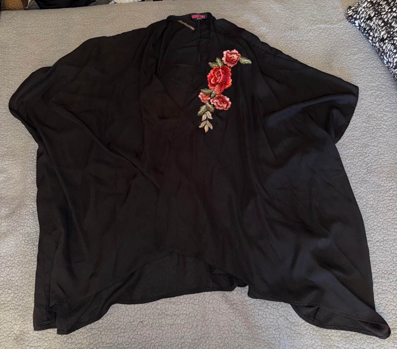 Seductions Beige and Black Kimonos with Rose Embroidery Set of 2 - photo 2