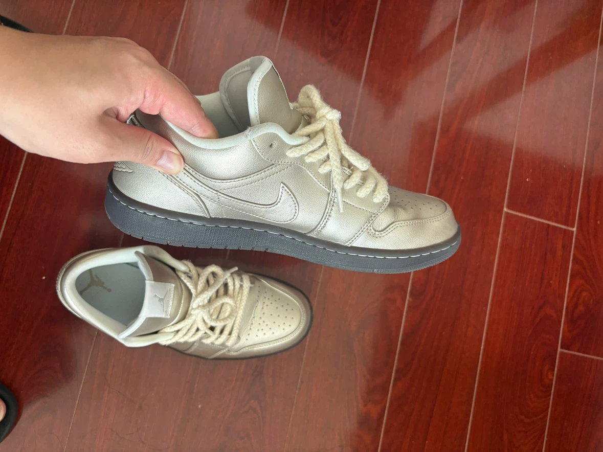 Air Jordan 1 Low "Metallic Gold" Sneakers - photo 3