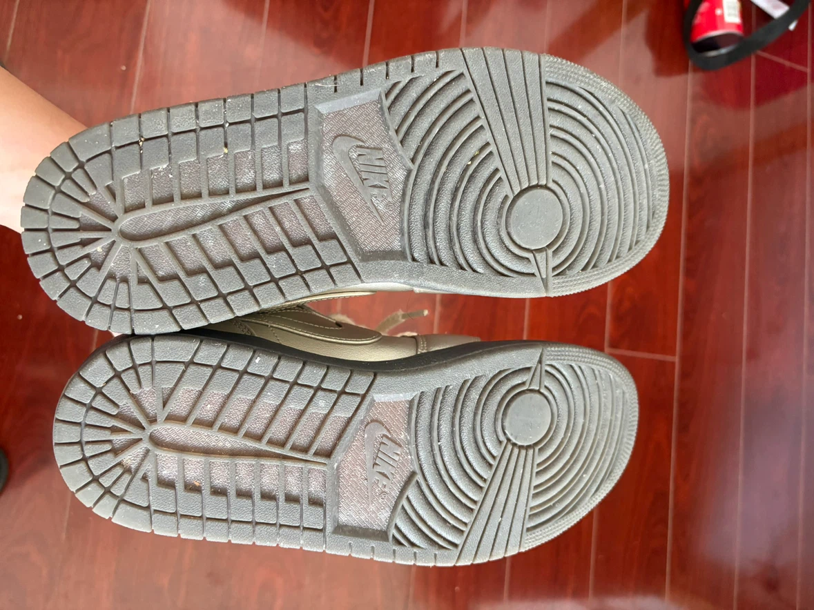Air Jordan 1 Low "Metallic Gold" Sneakers - photo 4