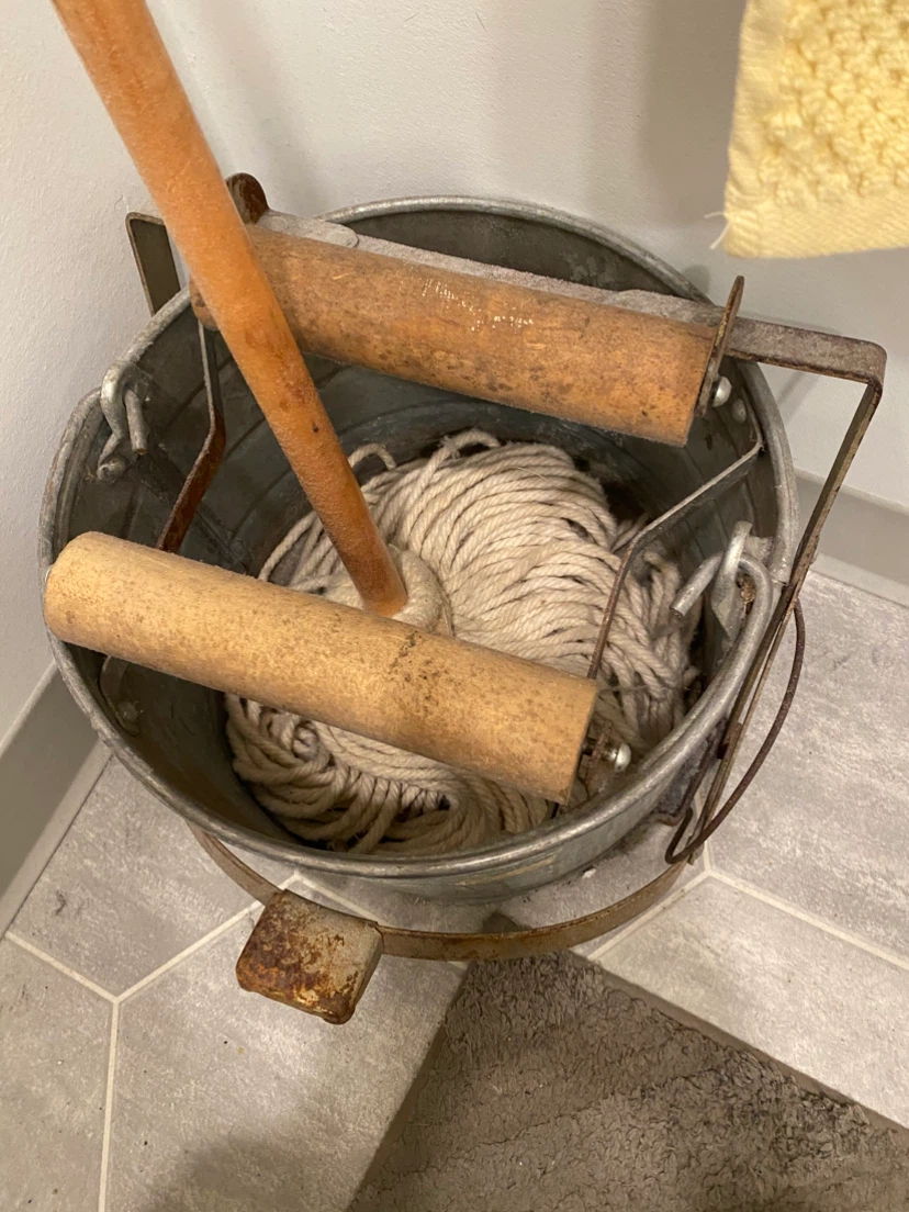 Vintage Mop Bucket with Wringer - photo 2