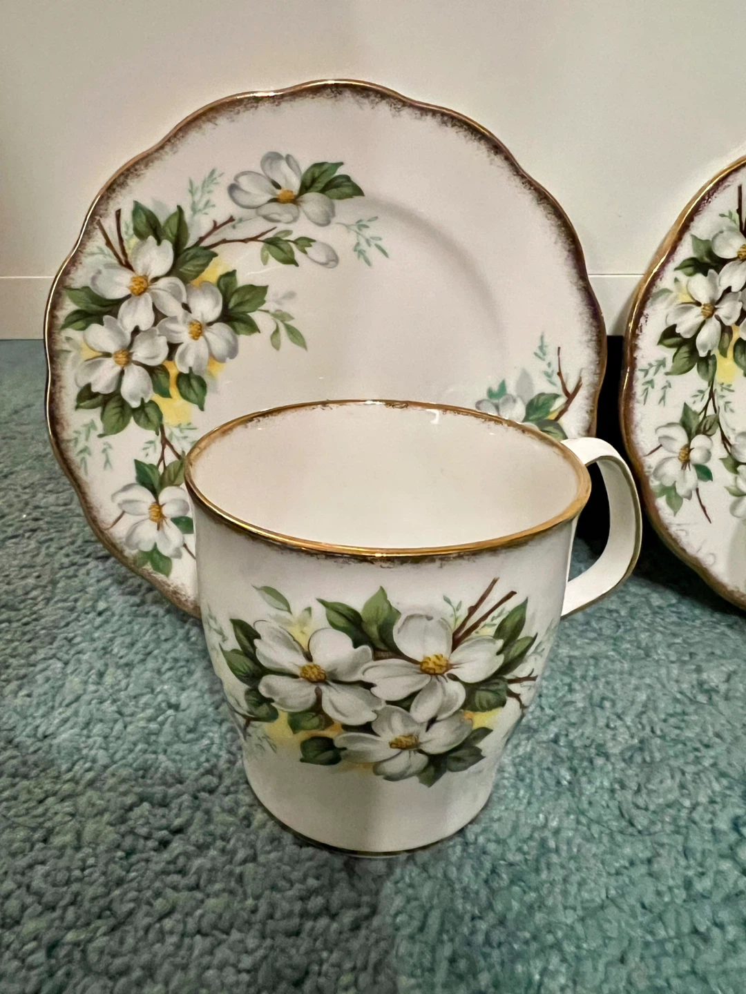 Vintage Royal Albert dogwood mugs and dessert plates Set - photo 2