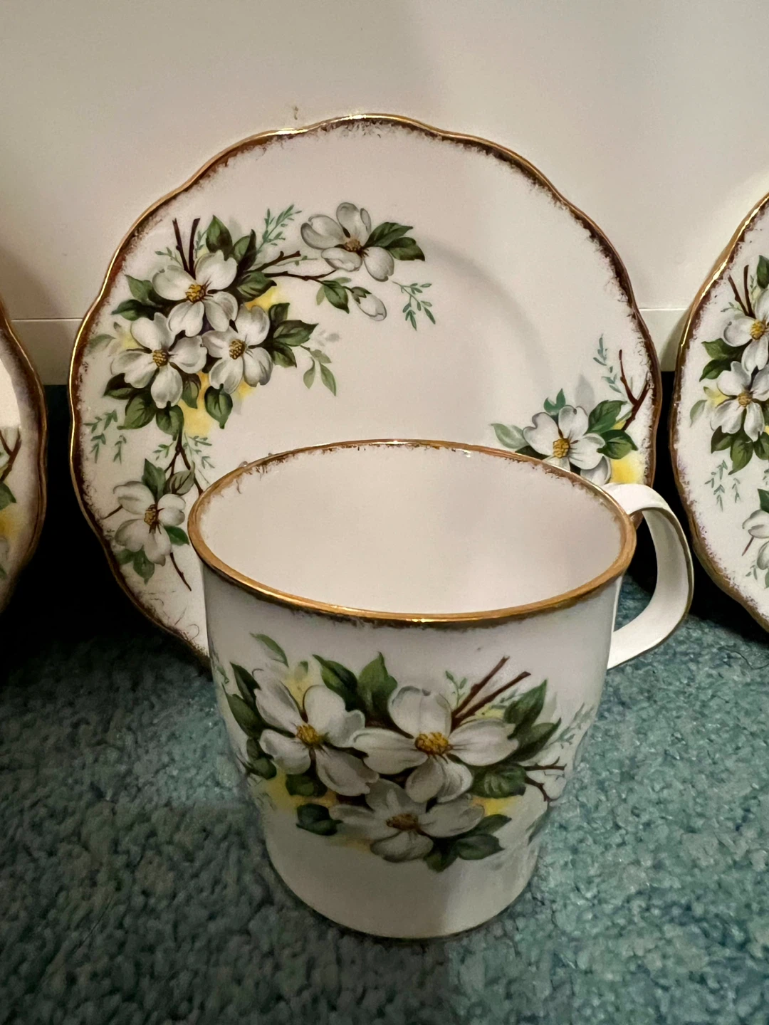 Vintage Royal Albert dogwood mugs and dessert plates Set - photo 3
