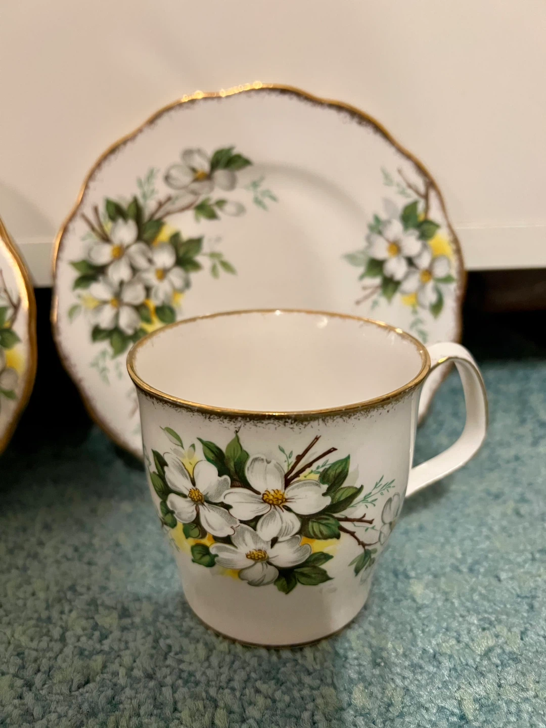 Vintage Royal Albert dogwood mugs and dessert plates Set - photo 4