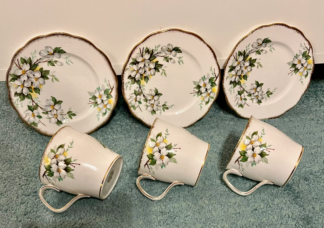 Vintage Royal Albert dogwood mugs and dessert plates Set - photo 5