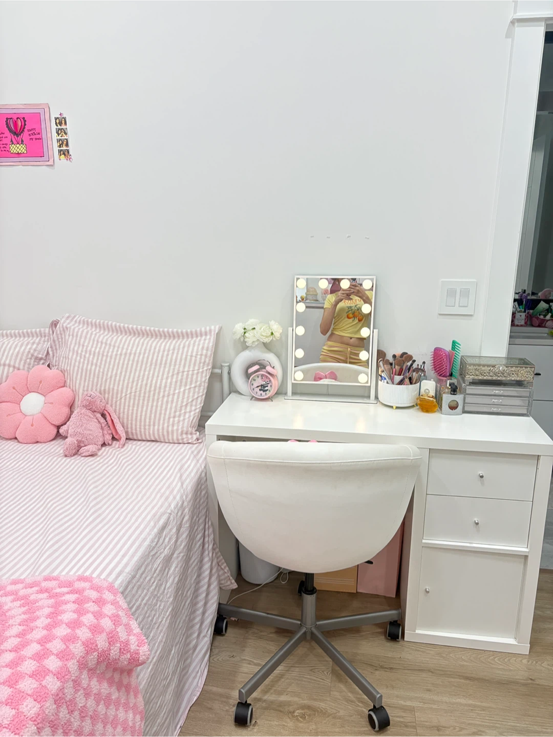 White Vanity with Chair - photo 2