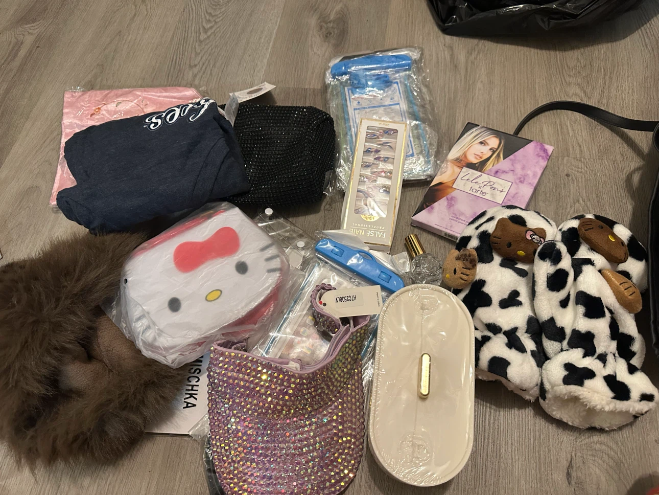 NEW Mystery Reseller Bundle – Hello Kitty + Beauty & Accessories - photo 2
