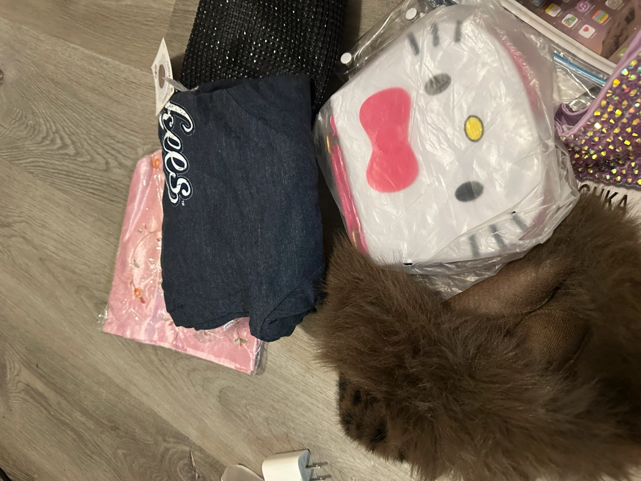 NEW Mystery Reseller Bundle – Hello Kitty + Beauty & Accessories - photo 3