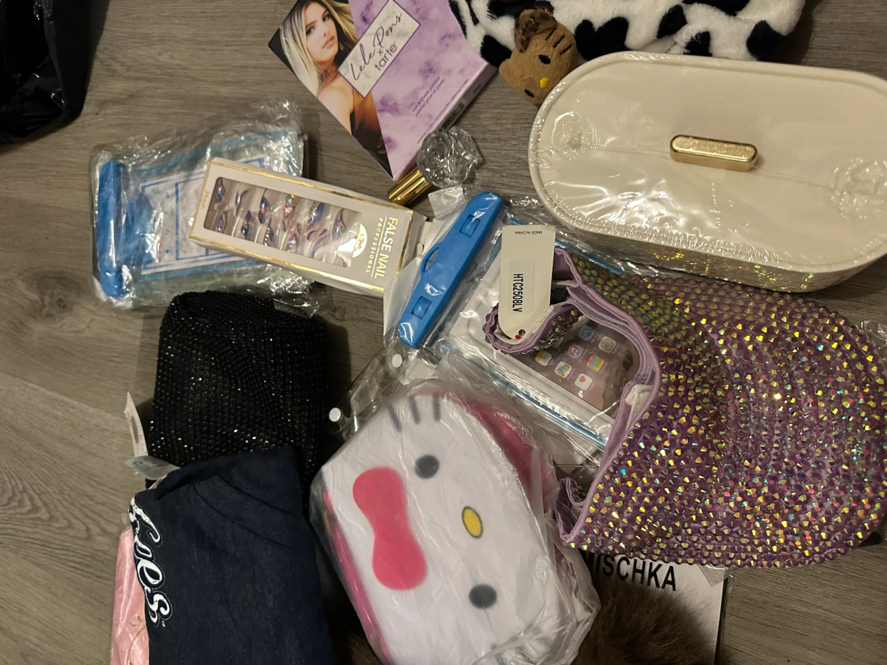 NEW Mystery Reseller Bundle – Hello Kitty + Beauty & Accessories - photo 4