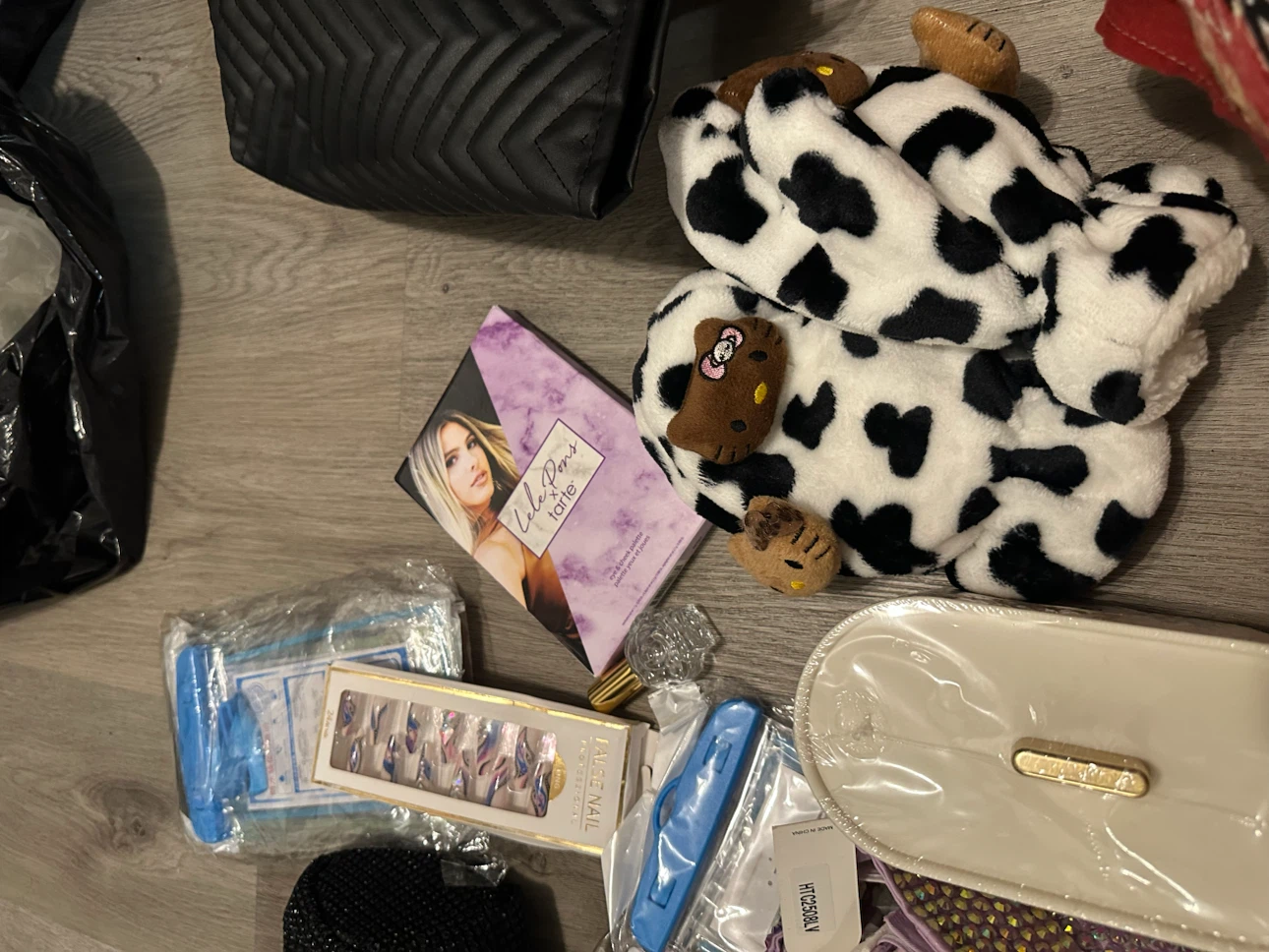 NEW Mystery Reseller Bundle – Hello Kitty + Beauty & Accessories - photo 5