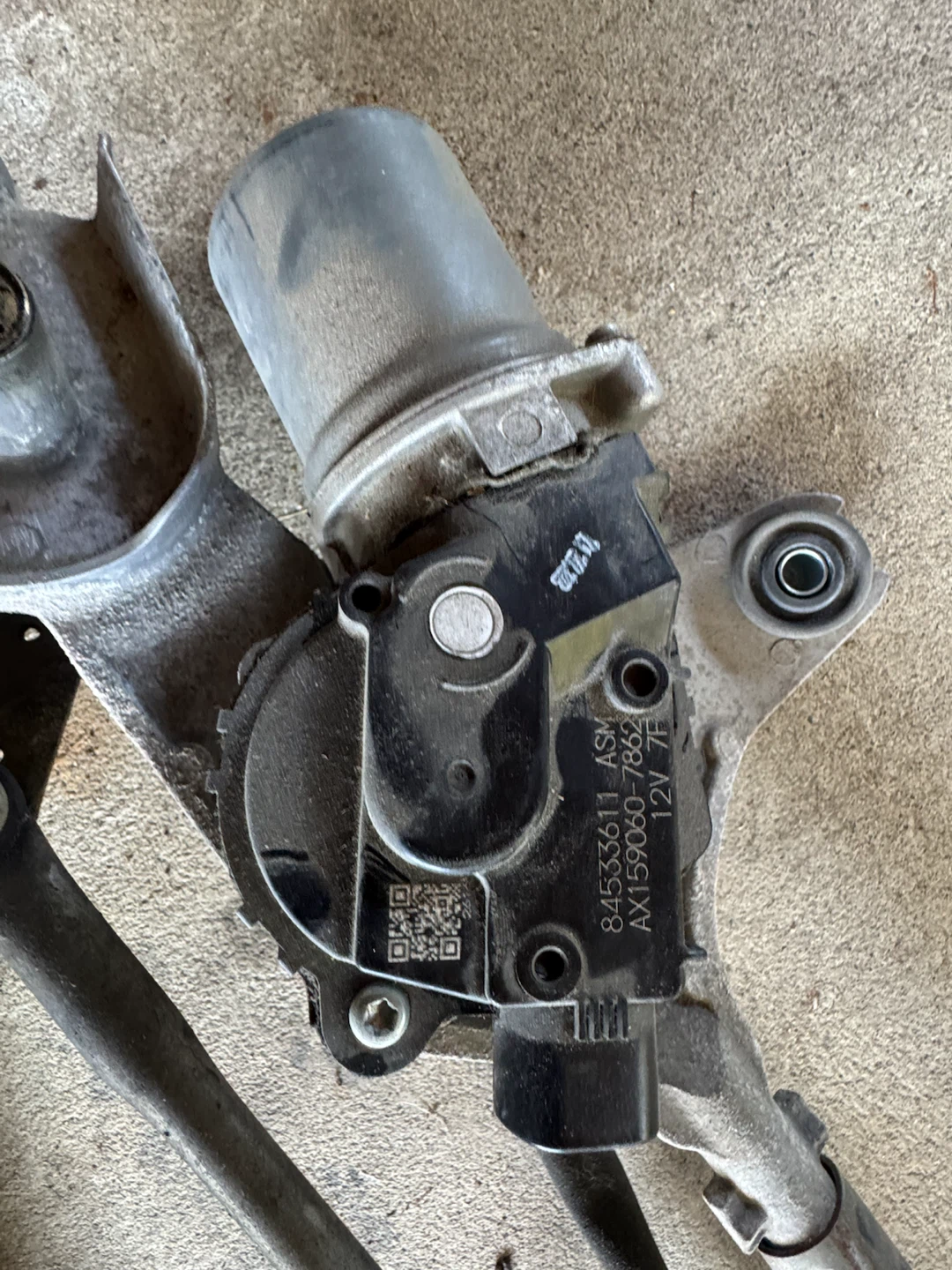 front windshield wiper assembly - photo 2