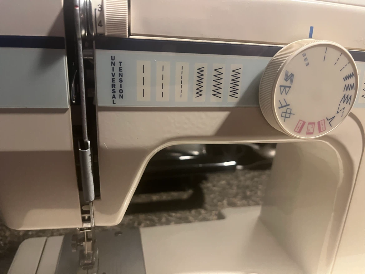WHITE Brand Sewing Machine - photo 2