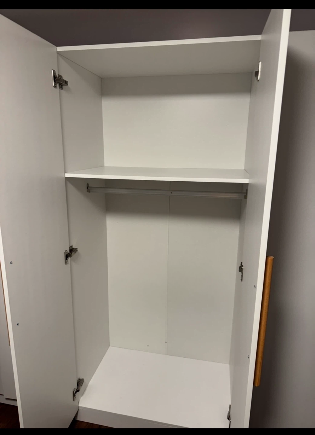 White 3-Door Wardrobe with Wooden Handles - photo 4