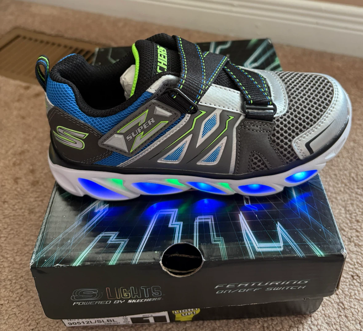 NEW, Skechers Kids Light up sneakers, size 2. - photo 2