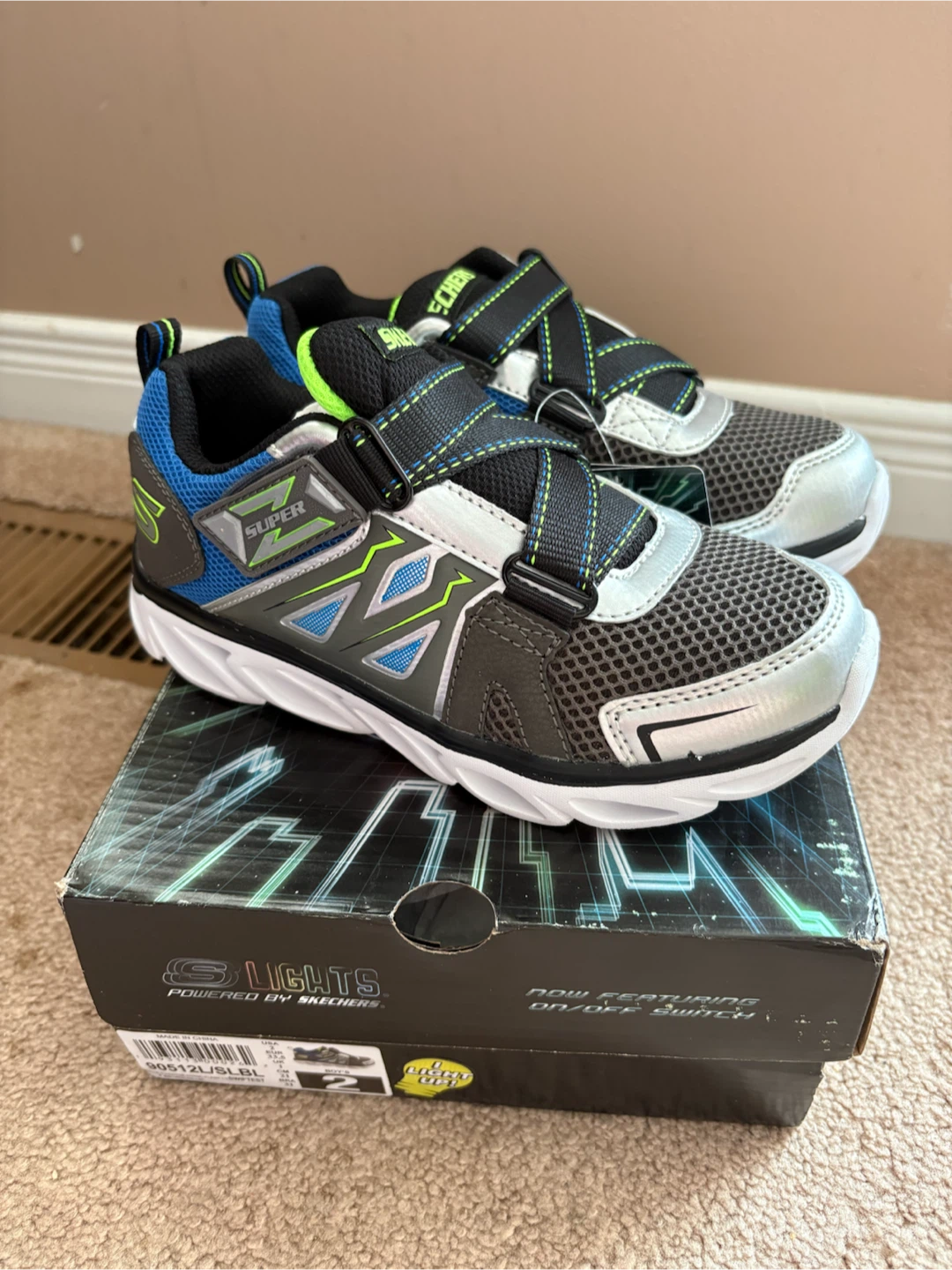 NEW, Skechers Kids Light up sneakers, size 2. - photo 3