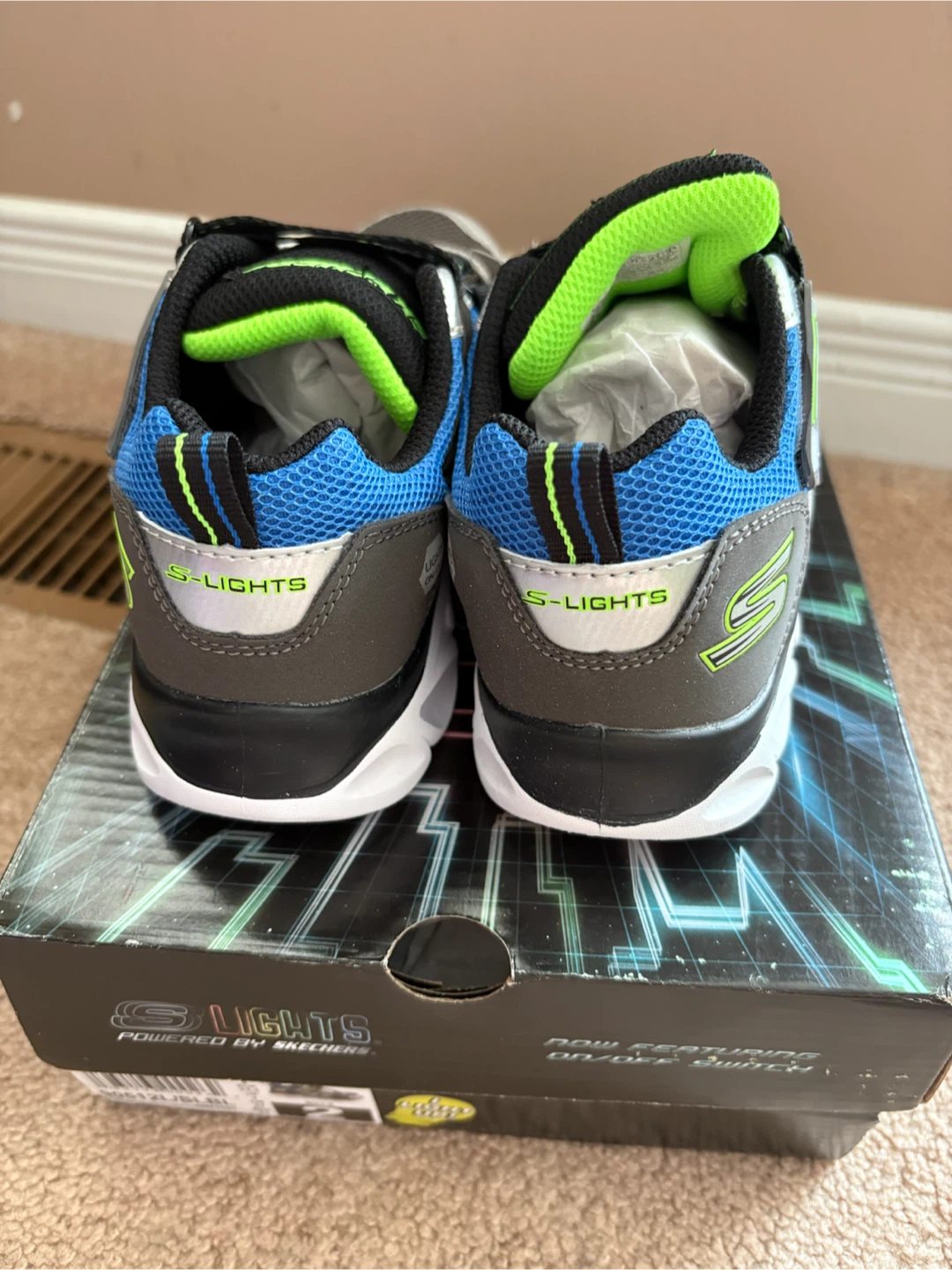 NEW, Skechers Kids Light up sneakers, size 2. - photo 4