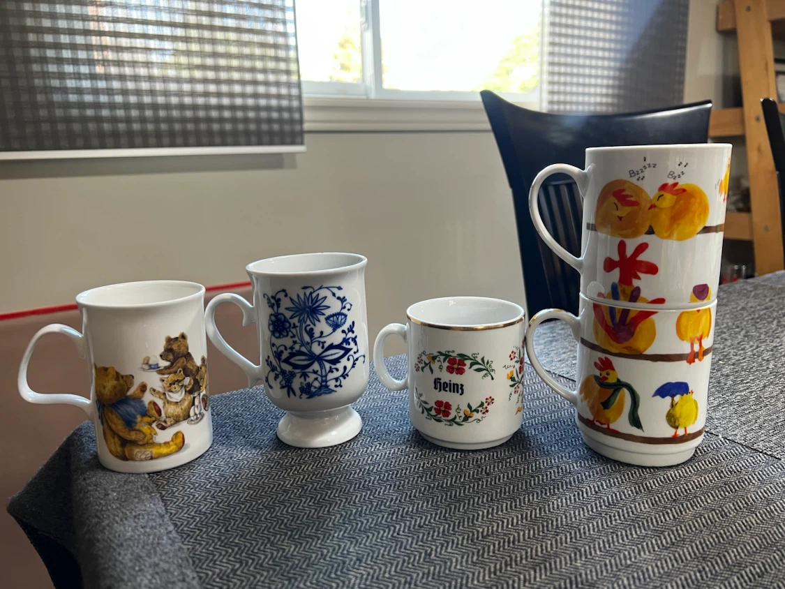 Mixed Lot of 5 Mugs with Various Designs - photo 2