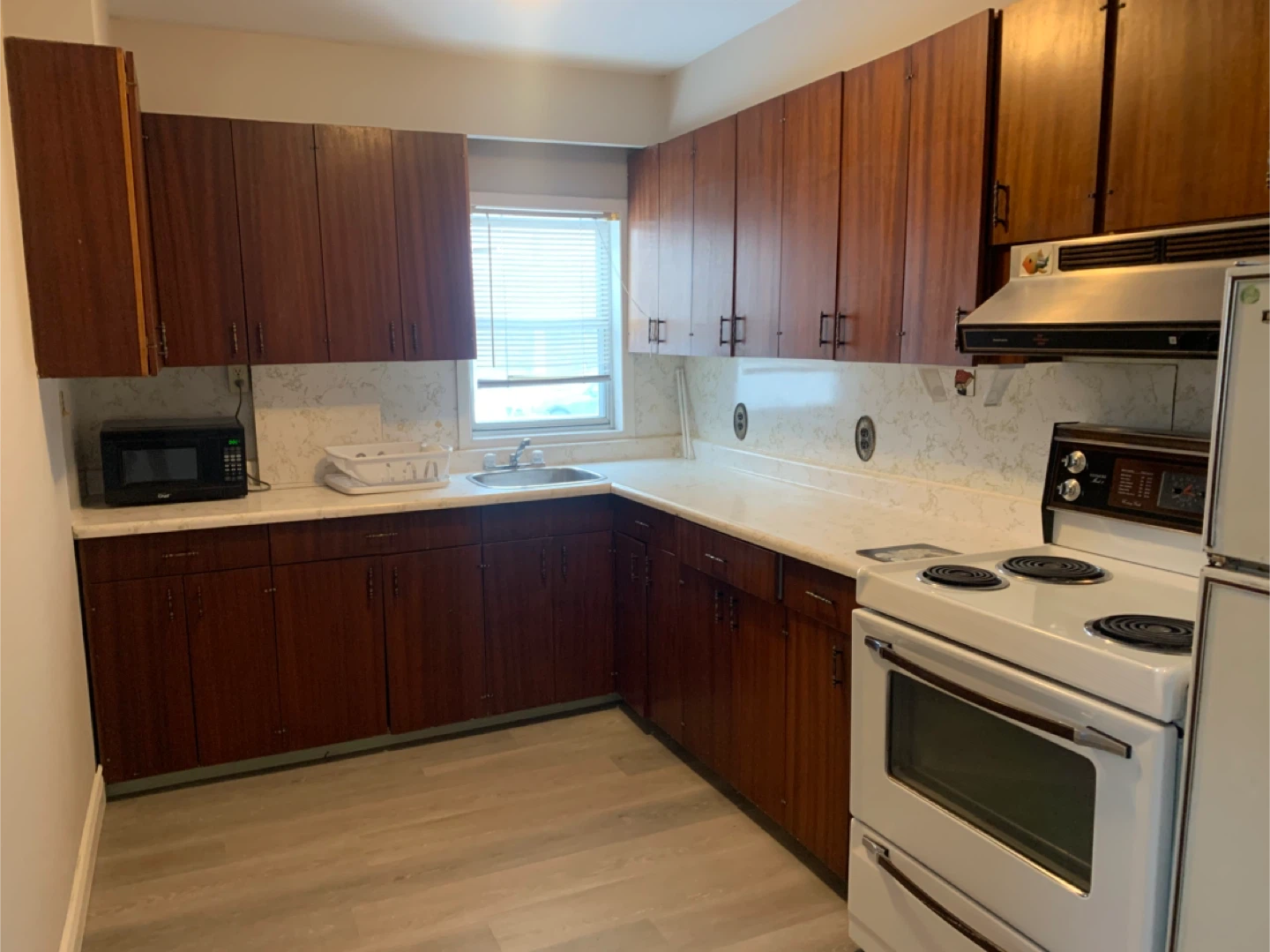 Private spacious 1 bedrm apt.SINGLE or Couple  Sept 30 - photo 3