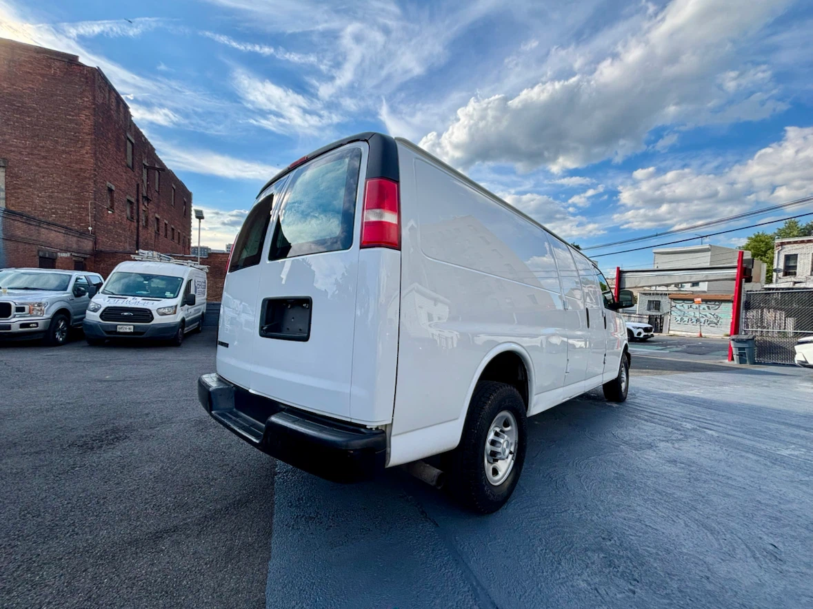 Chevy express 2500 extended 2019 107k - photo 3