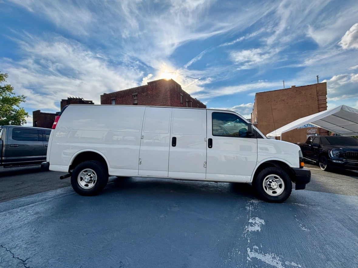 Chevy express 2500 extended 2019 107k - photo 5