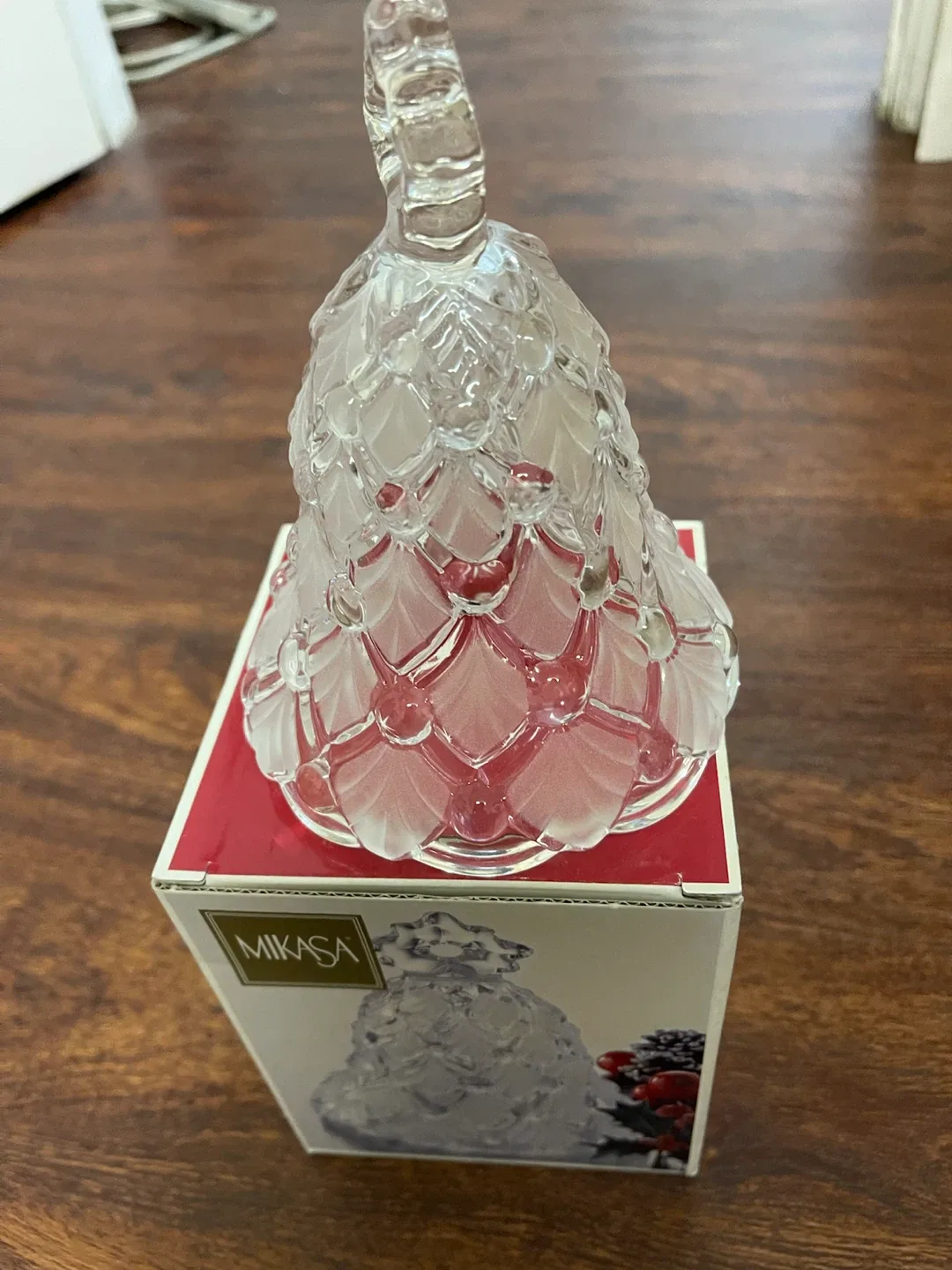 Mikasa Winter beautiful crystal bell features