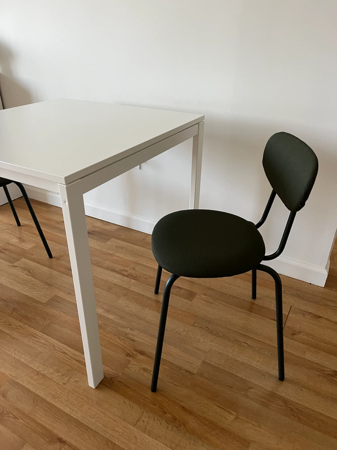 White dinning table with two dark green chairs - photo 2