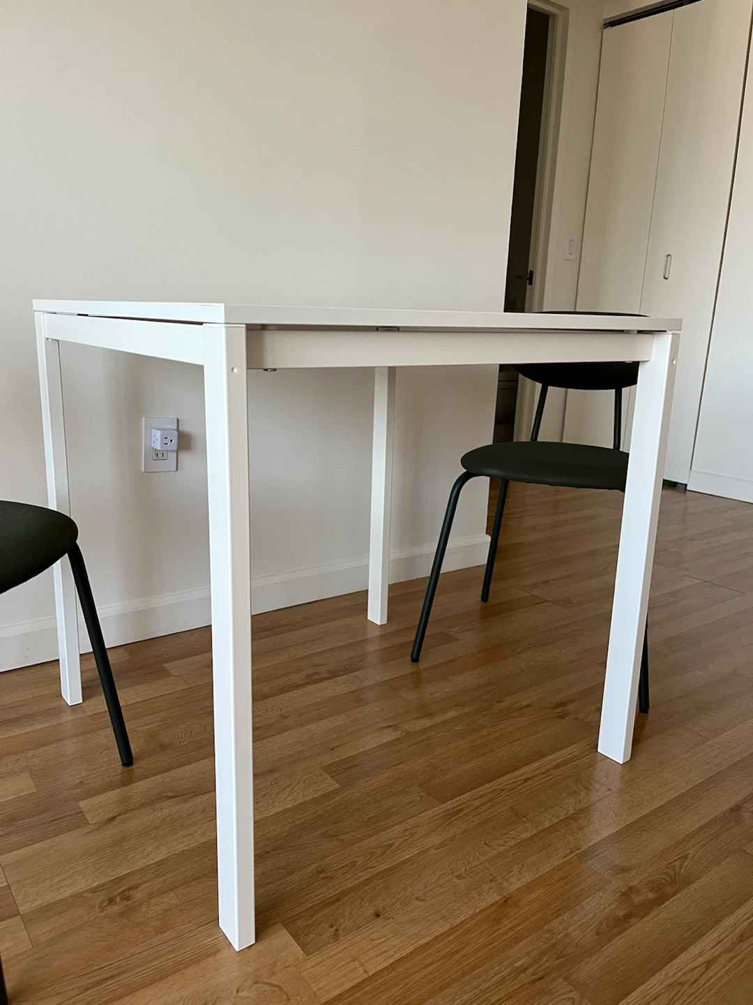 White dinning table with two dark green chairs - photo 4