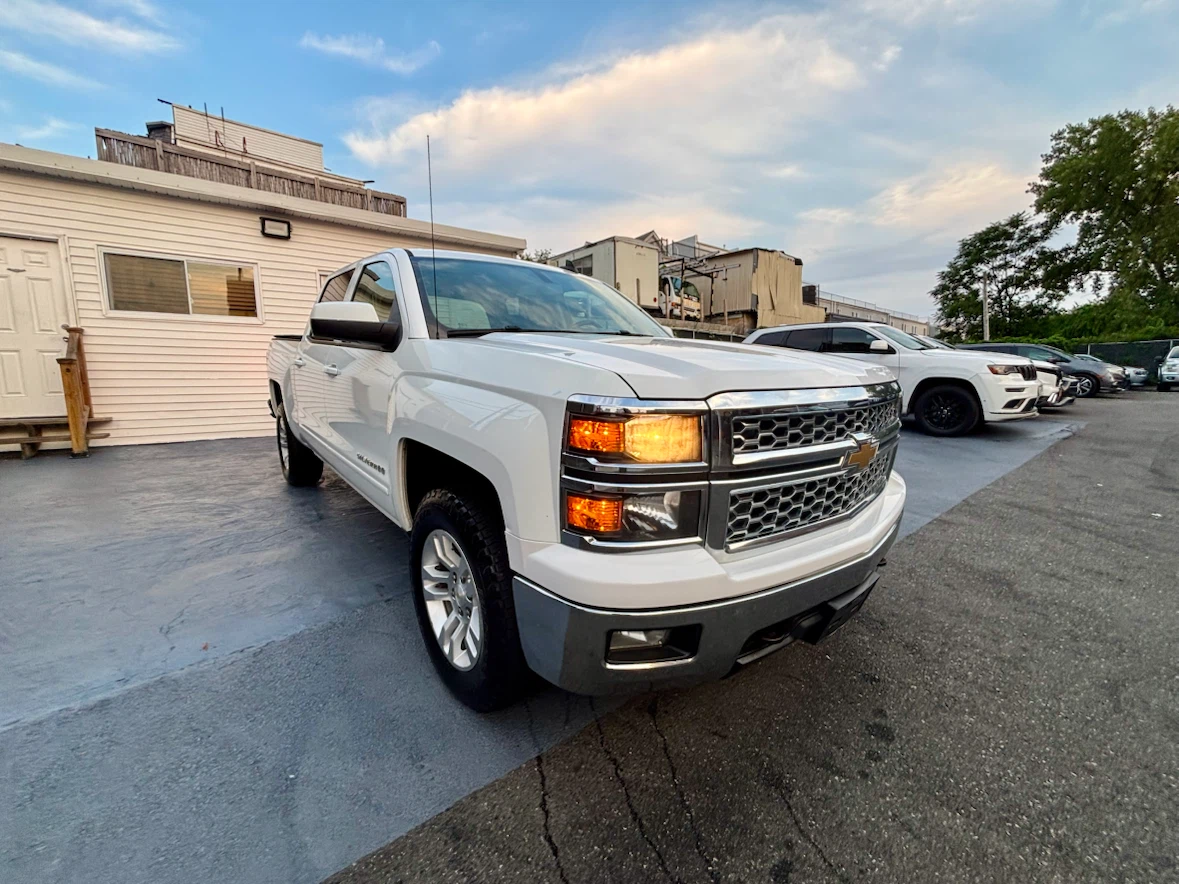White Chevrolet Silverado LT 4x4 Pickup Truck - photo 2