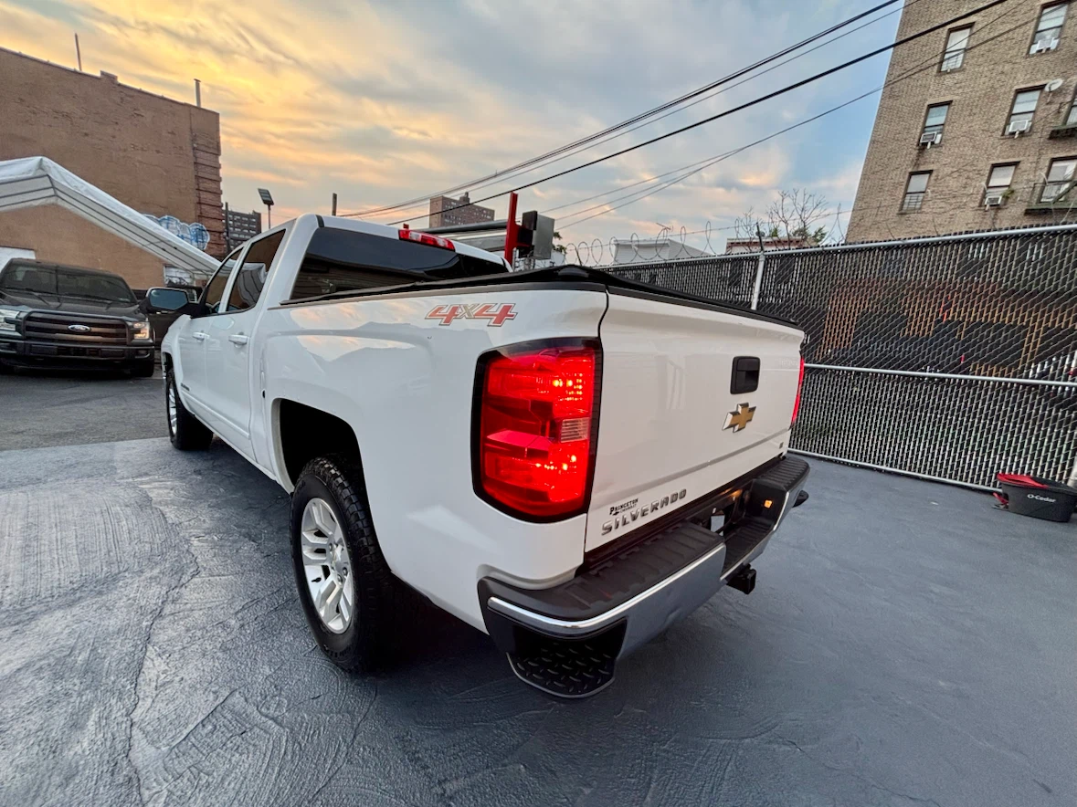 White Chevrolet Silverado LT 4x4 Pickup Truck - photo 3
