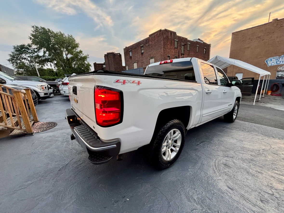 White Chevrolet Silverado LT 4x4 Pickup Truck - photo 4