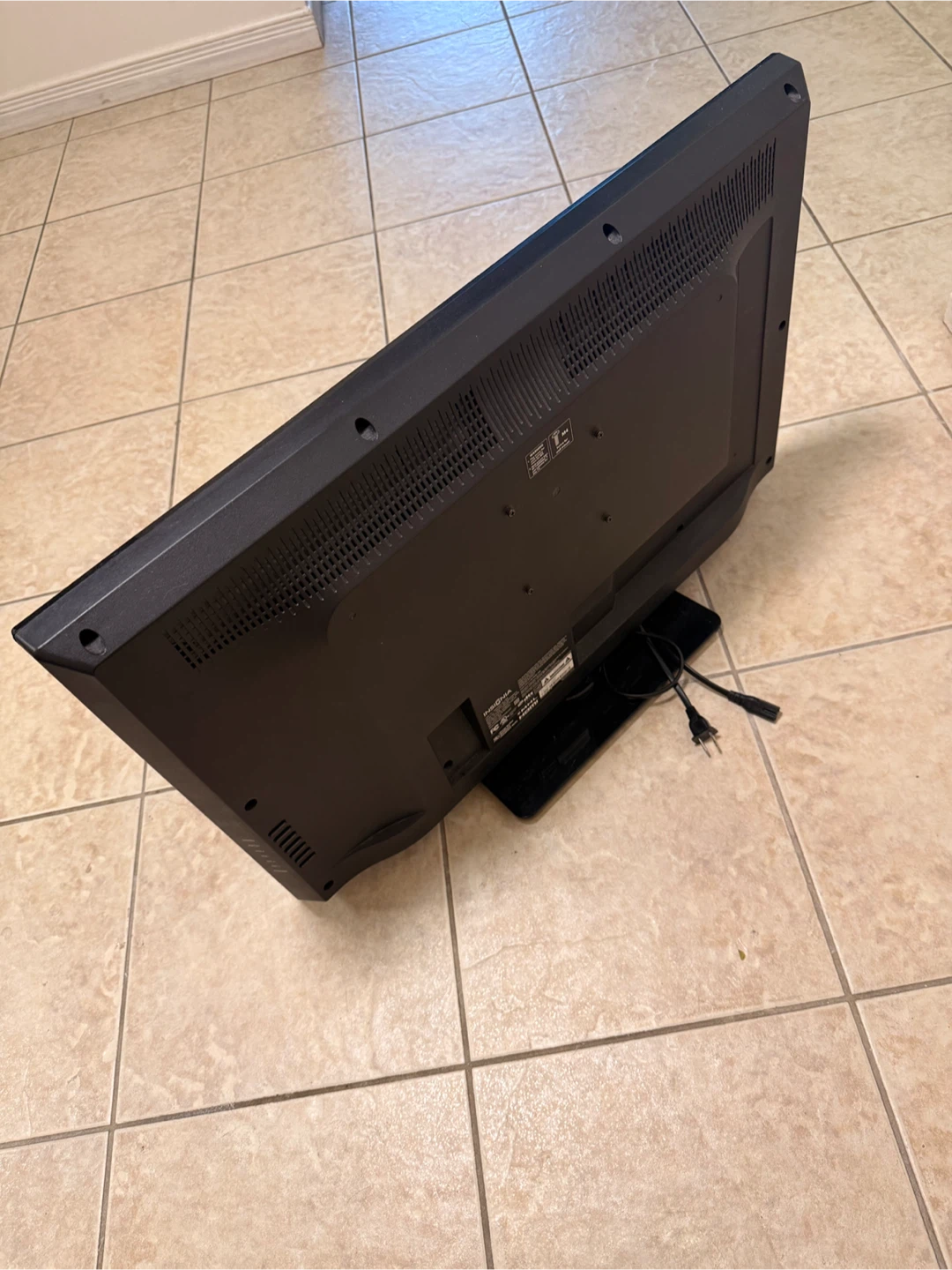 Insignia 32" LED TV $20 - photo 2