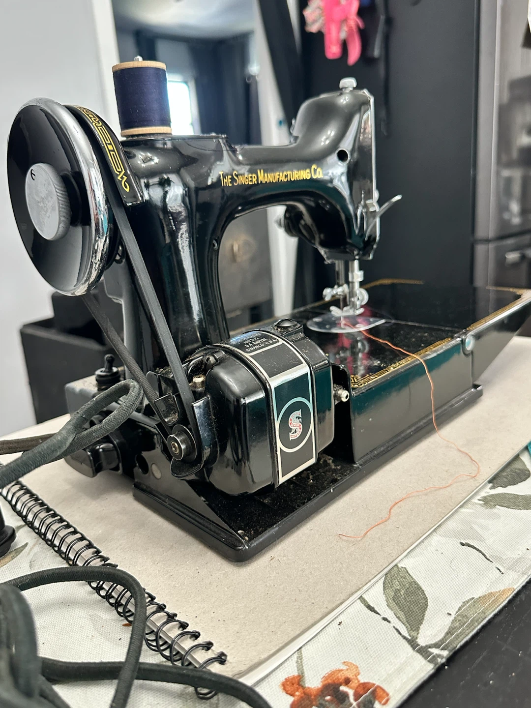 Vintage Singer Portable Electric Sewing Machine - photo 4