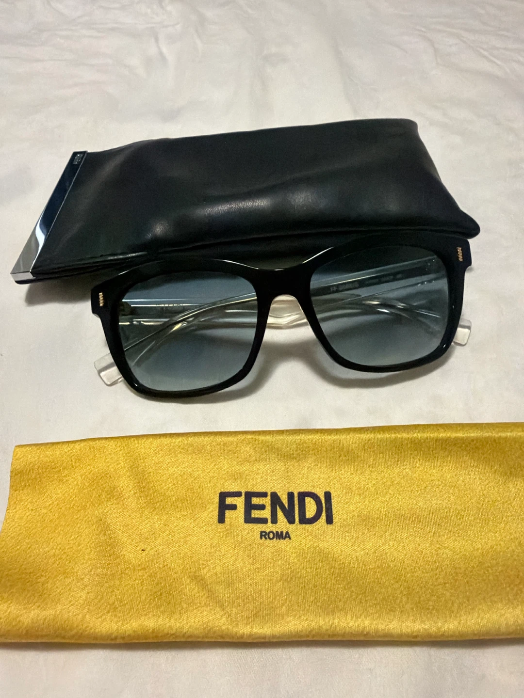 Bag, watch, sunglasses - photo 2