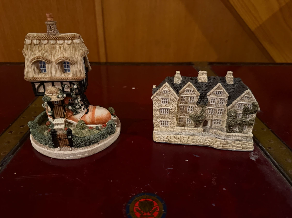 Brambly Hedge & Lychgate Cottage Figurines