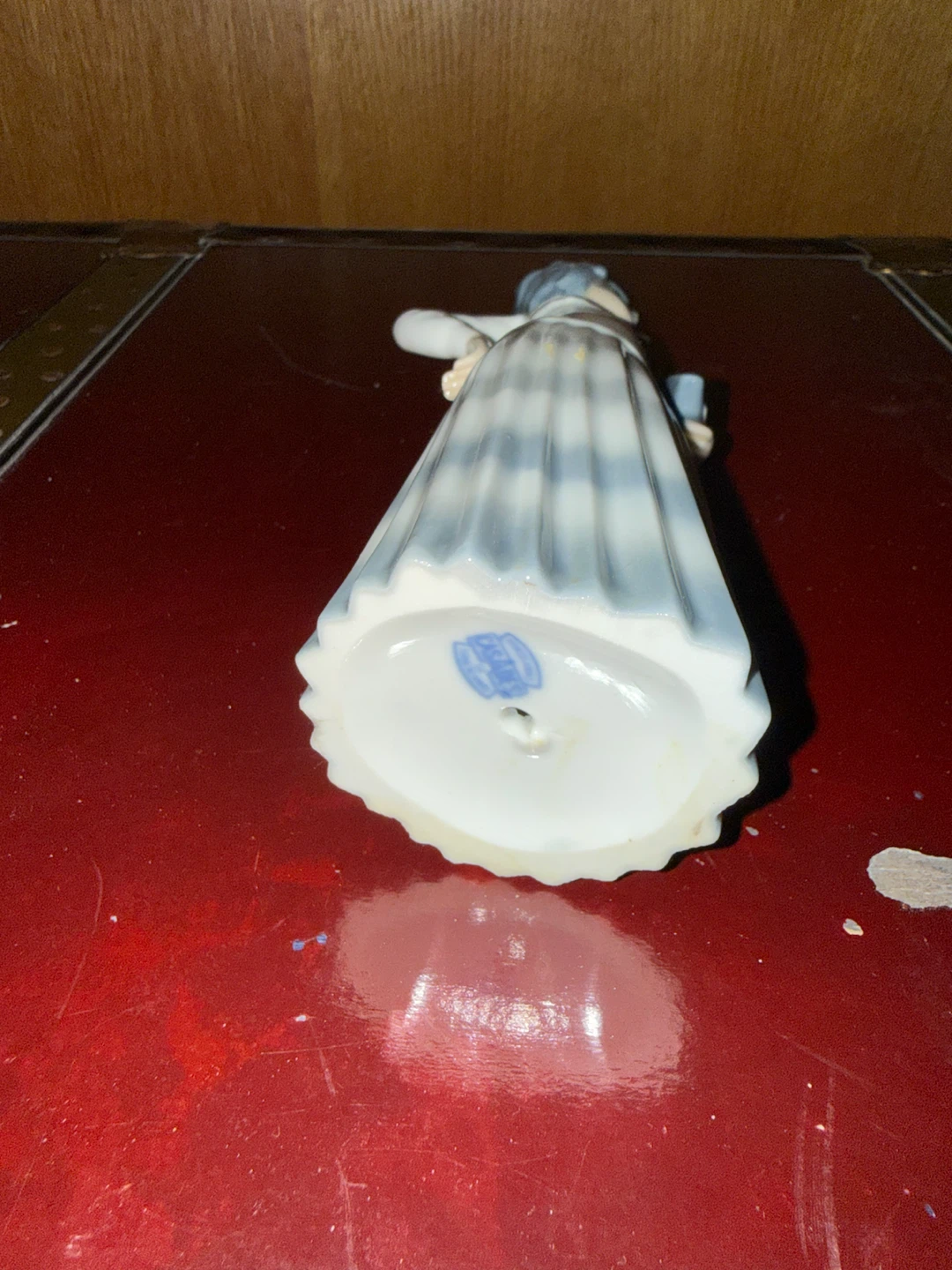 Lladro Figurine of a Woman with Handbag - photo 2